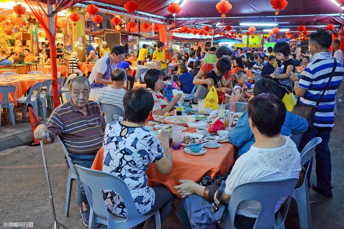 马来西亚最火的夜市，春节美食大排档人满为患，感觉像在广州街头