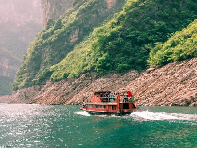 重庆一隐藏在深山中的明珠，奇山秀水胜三峡，吸引、招徕旅游者