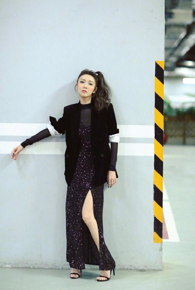 薛凯琪高扎马尾，穿一袭纯黑星光纱裙，甜美动人 ​​​