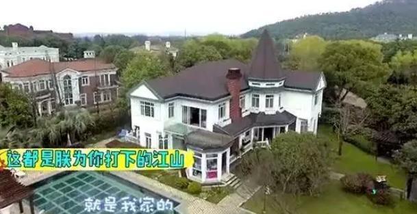 ​带你看沈梦辰住的豪宅，大宅门口相当霸气，房子自带超大游泳池