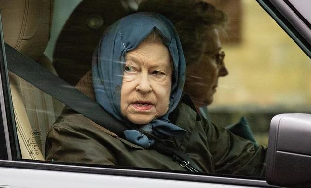 英国女王38岁外孙女亮相赛马场！一身深蓝色太高贵，比梅根贵气啊