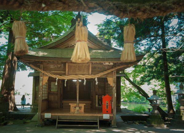 日本最“神奇”的湖，一半暖一半凉，游客：泡温泉刚好