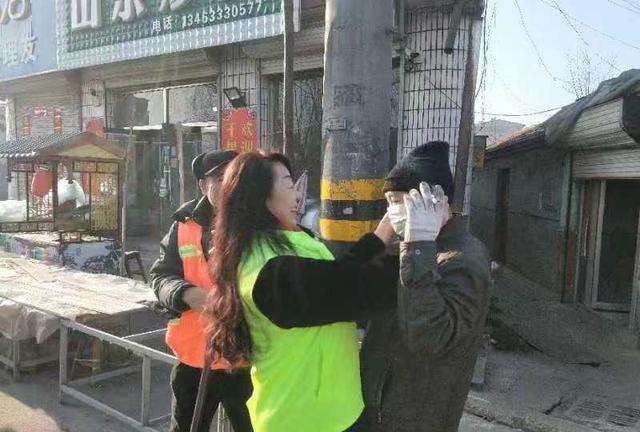 张家口爱心志愿者上街为春节坚守一线工作人员发放口罩