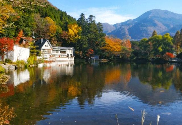 日本最“神奇”的湖，一半暖一半凉，游客：泡温泉刚好