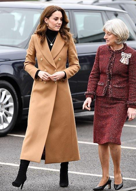 英国女王38岁外孙女亮相赛马场！一身深蓝色太高贵，比梅根贵气啊