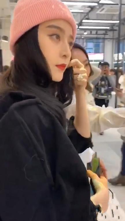 范冰冰商场被偶遇，粉丝怼着她的脸拍，这是什么神仙颜值？