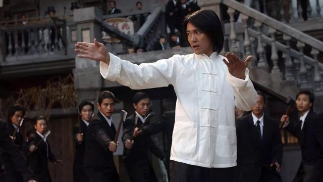 2004年，周星驰弃用了洪金宝，拍出此片，完成了人生一次关键转折