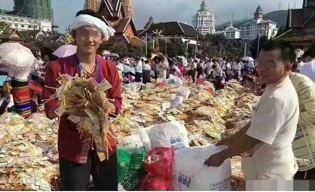 寺庙钱铺满地，称捐钱才保平安！钱铺满寺庙前面空地，功德无量