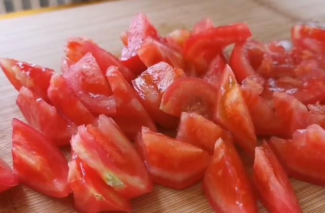 西红柿不炒也不凉拌，加点面粉，往电饭煲一放，闻到味就流口水了