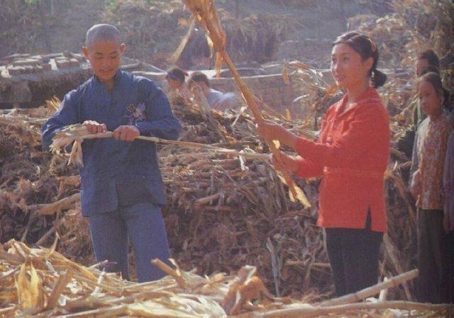 82年最火《少林寺》，李连杰戴手表穿着牛仔布喇叭裤光脊梁打扑克