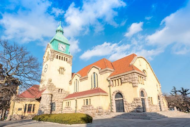 青岛的百年教堂，美如德国古堡，成了热门旅游打卡地