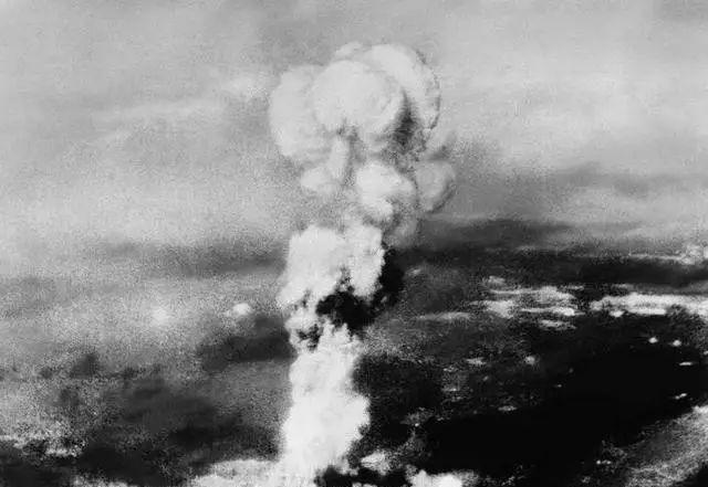 “李梅火攻”比原子弹还残忍，一夜烧死十万日本人
