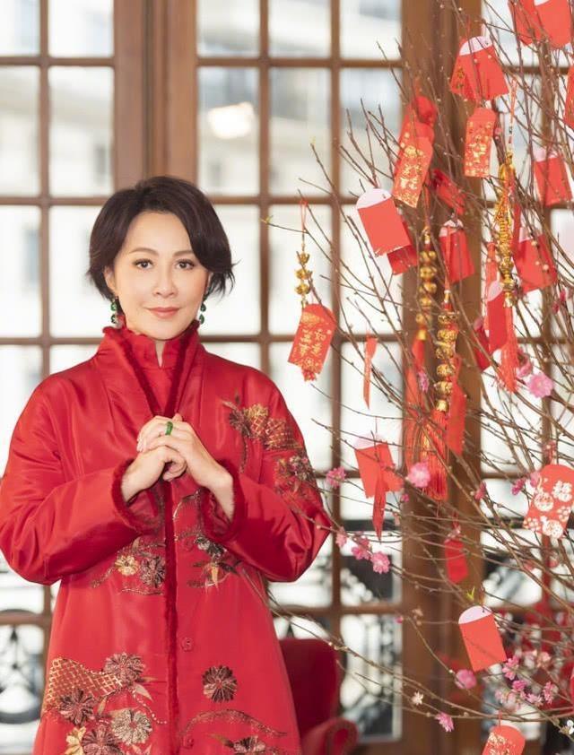54岁刘嘉玲携母亲拍摄新年合照，皮肤身材一点没变，像吃了防腐剂