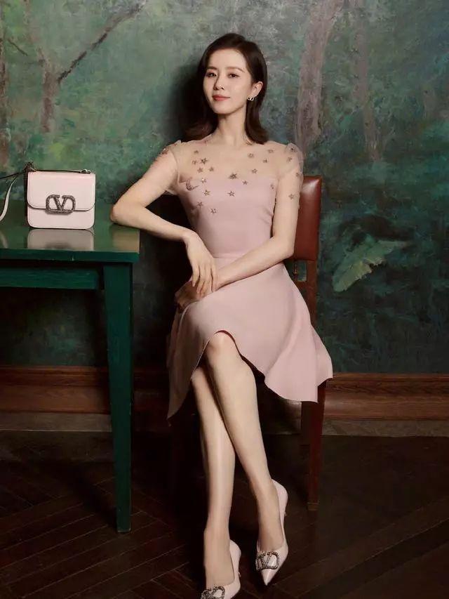 刘诗诗身穿粉色星月裙，美腿细腰尽显好身材，瞬间吸睛无数