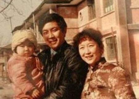 他是小鲜肉鼻祖，因出轨致前妻自杀岳父气死，今娶小12岁混血妻子