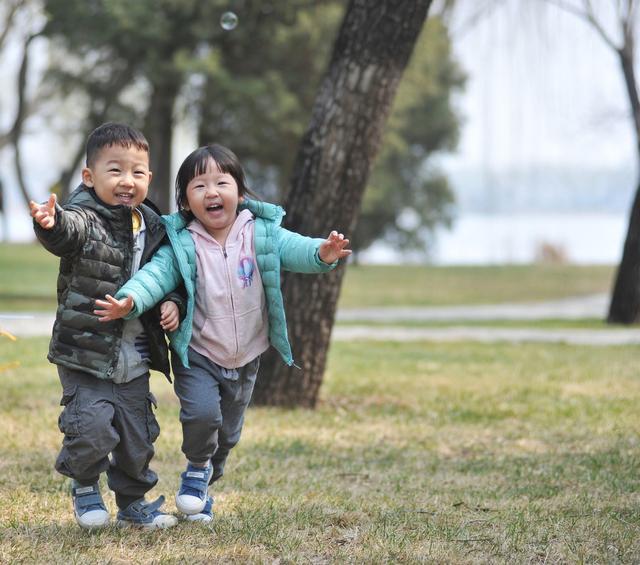 宝妈朋友圈晒娃被喷：孩子那么丑还晒，是我早掐死了