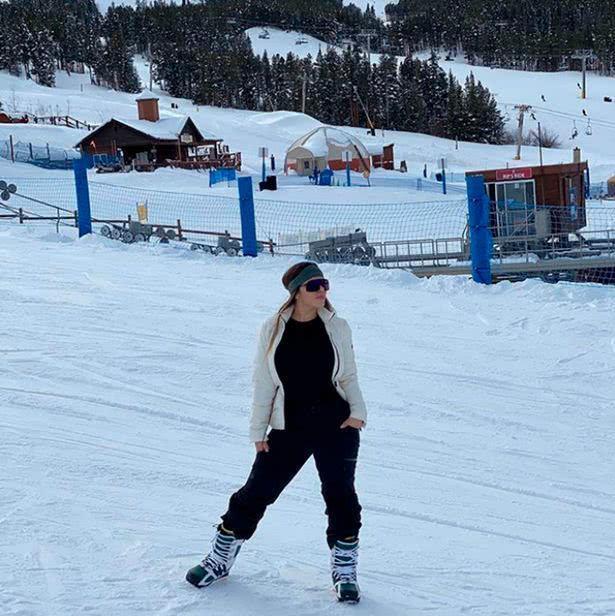 墨西哥大毒枭古斯曼的娇妻独自一人旅行，在滑雪胜地大秀身材