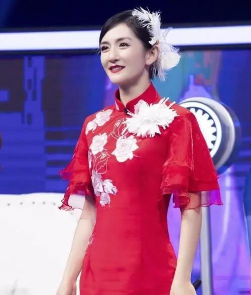 谢娜模仿赵薇的经典角色“依萍”，红唇媚眼比本尊还漂亮？