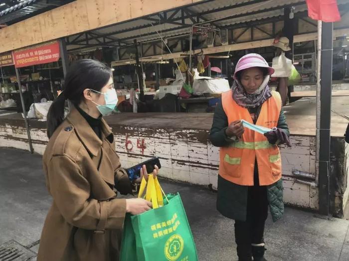 点赞！云师大商学院学生用压岁钱买口罩免费分发给市民