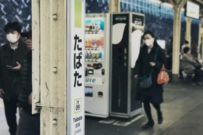 △日本随处可见戴口罩的人群/unsplash