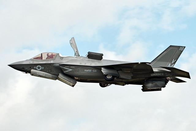 F-35B起飞吹破卫星天线罩，出云级准航母如果用，下场只会更凄惨