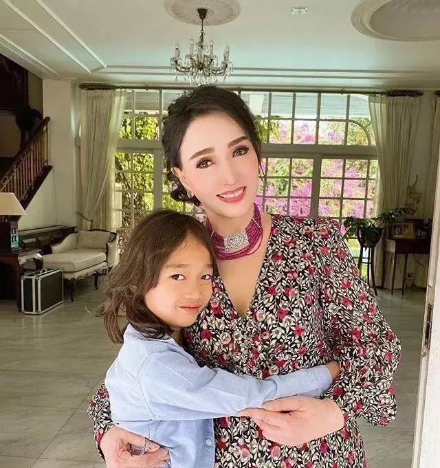 泰国首位环球小姐，冻龄容貌让人惊艳，72岁跟孙子一起像是母女