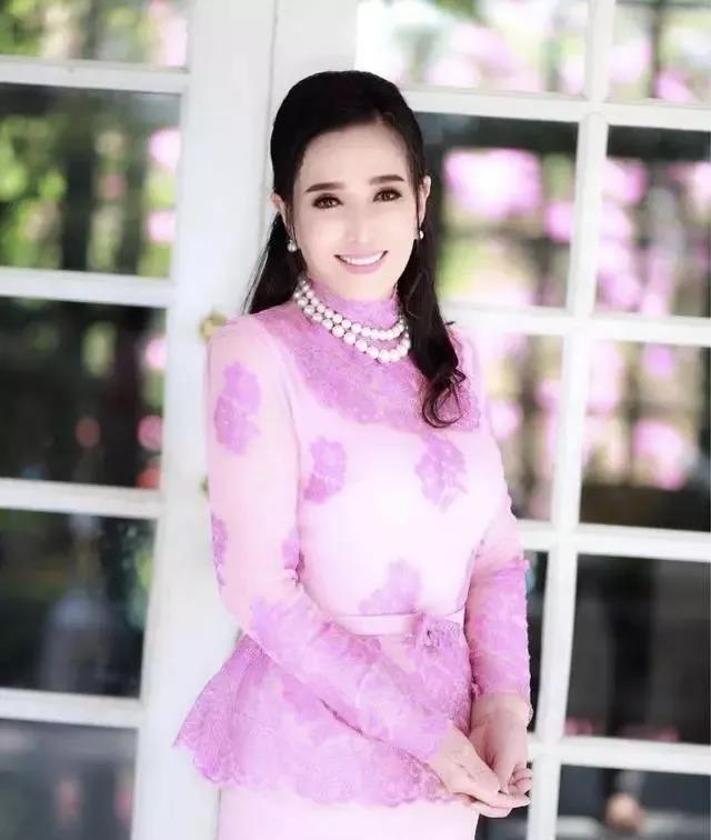 泰国首位环球小姐，冻龄容貌让人惊艳，72岁跟孙子一起像是母女