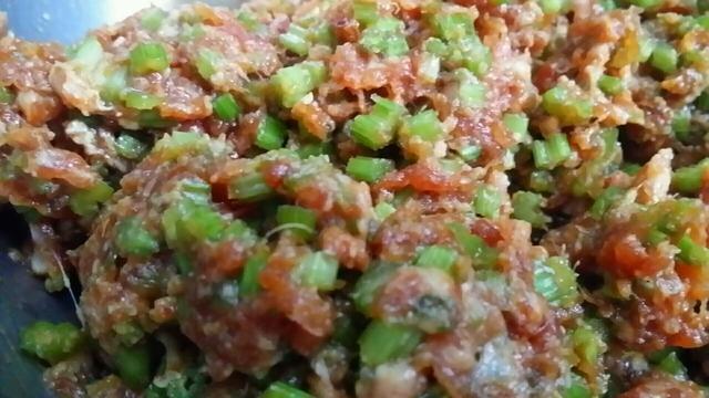 芹菜猪肉饺子，怎样调馅好吃？大厨教你小妙招，芹菜更绿，更入味