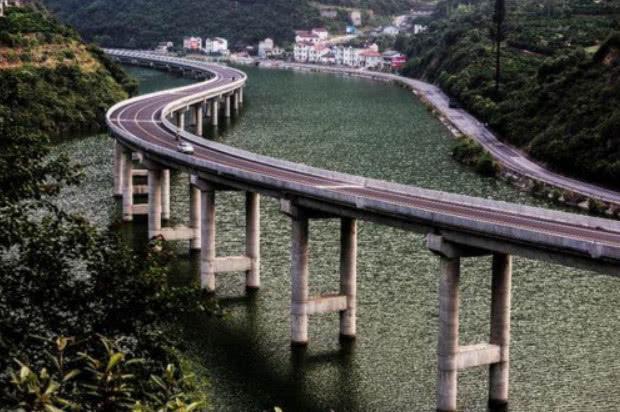 中国最美水上公路，为了避免开山毁林，将公路建在峡谷溪流中