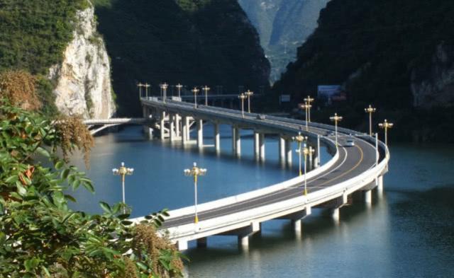 中国最美水上公路，为了避免开山毁林，将公路建在峡谷溪流中