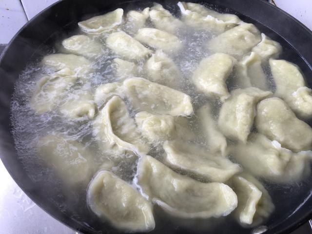 芹菜猪肉饺子，怎样调馅好吃？大厨教你小妙招，芹菜更绿，更入味
