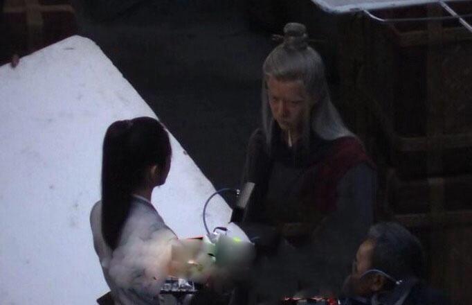 赵丽颖《有翡》最新路透曝光，王一博变白发老头认不出