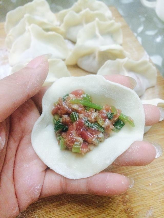 芹菜猪肉饺子，怎样调馅好吃？大厨教你小妙招，芹菜更绿，更入味