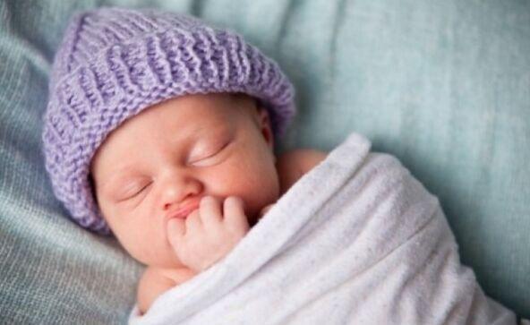 宝宝睡觉总是惊醒？三个阶段八个原因，最后3个原因最容易被忽视