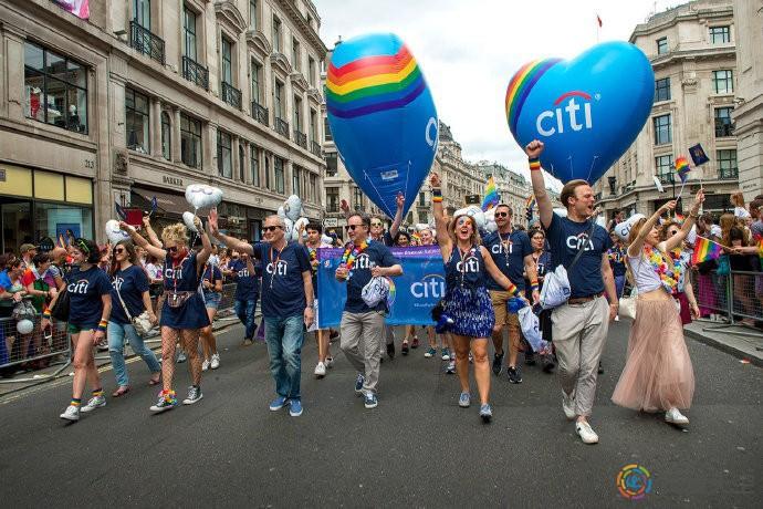 在英国，这些机构平等对待LGBT