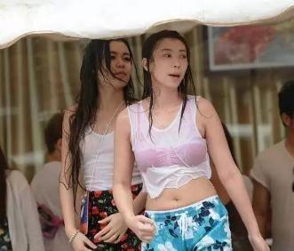 韩国美女旅行西双版纳，泼水节令她有些尴尬