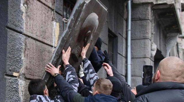 去苏联化，洗刷被占领耻辱？乌克兰年轻人拆毁折辱苏联元帅浅浮雕