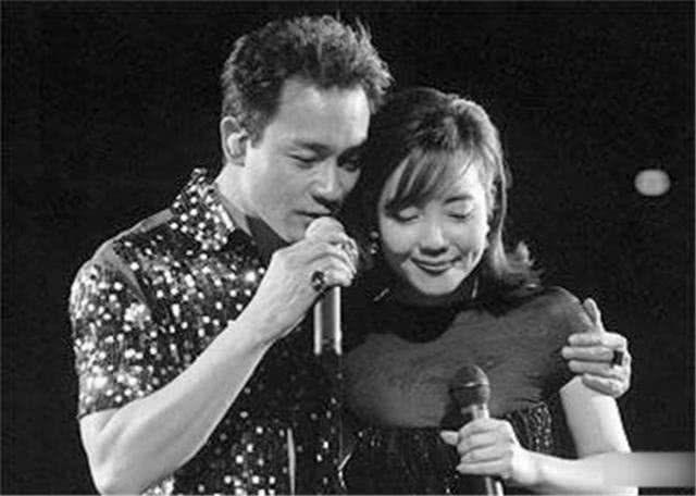 她是张国荣28场演唱会的固定嘉宾，人称美声歌后，58岁依然未婚