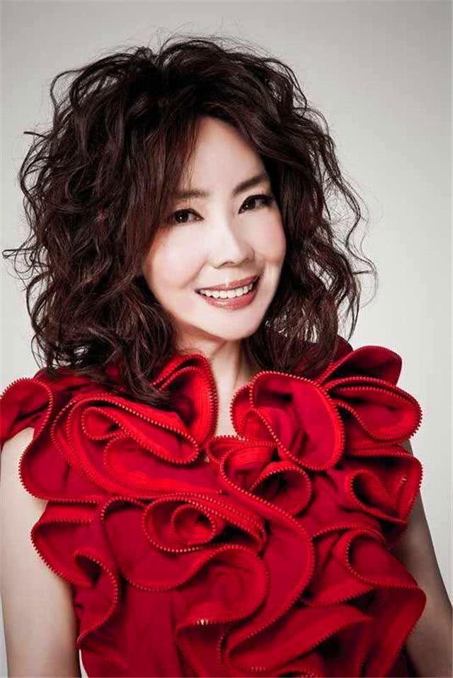 她是张国荣28场演唱会的固定嘉宾，人称美声歌后，58岁依然未婚