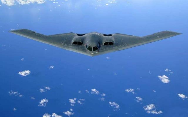 美军B-2轰炸机地位不保，新隐形轰炸机即将首飞，领先全球30年
