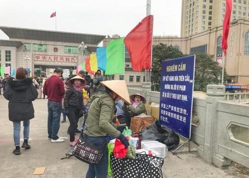 中国南方的边境城市，步行100米就出国，当地妇女越过国境做生意