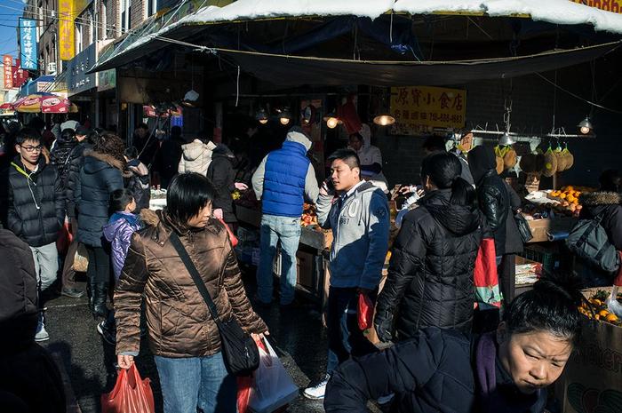 △纽约布鲁克林华埠街景,市场上都是熟悉的面孔/wiki