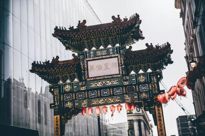 △伦敦唐人街牌楼非常有特色,写着“英伦呈祥”/unsplash