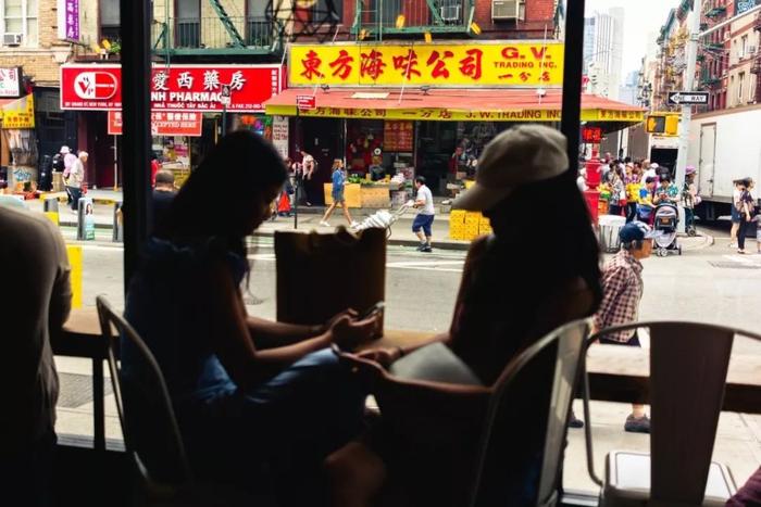 △纽约有些新唐人街能见到不少年轻人的身影/unsplash