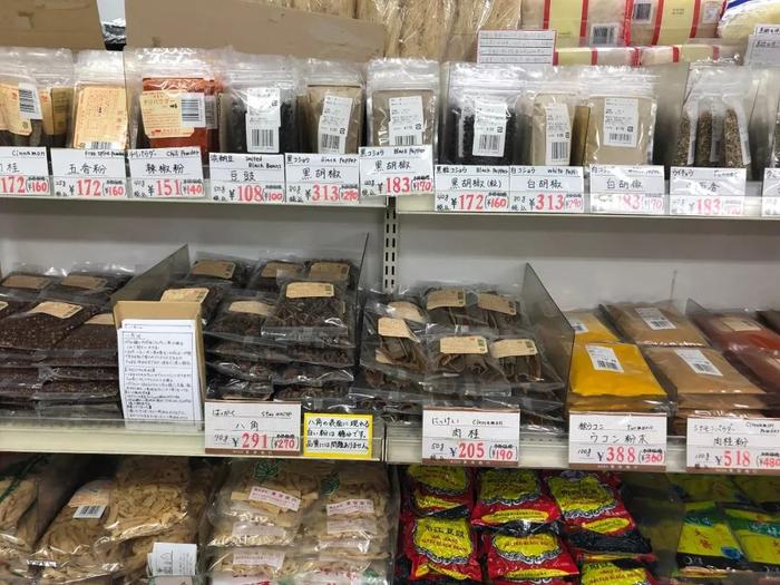 △其中一间杂货店展示的香料食材、唐服/作者供图