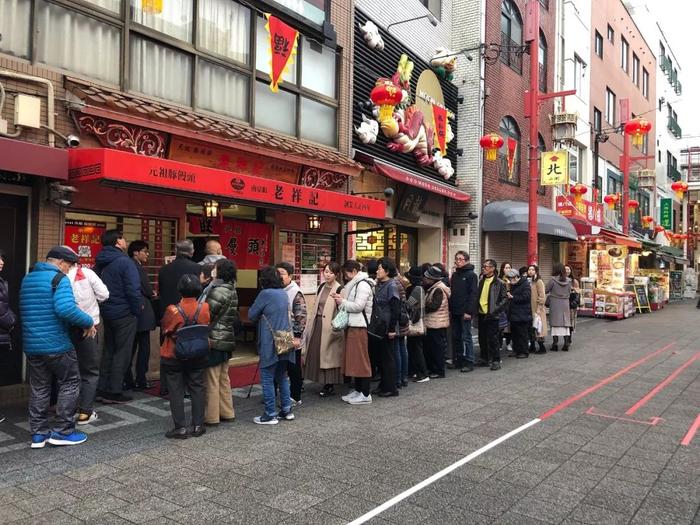 △唯一一间食客排长龙的美食店是这家馒头店/作者供图