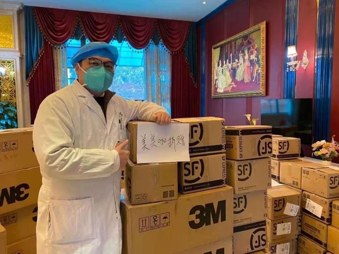 素素和同事们自发组织捐赠医用物资