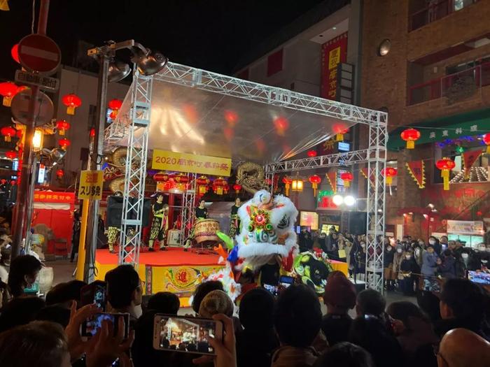 △当晚南京町戏台上敲锣打鼓,舞狮表演/作者供图