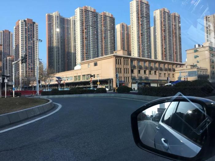 素素家所在的小区,离华南海鲜市场一墙之隔