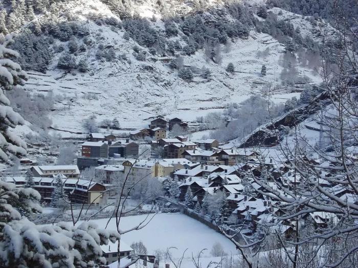 △安道尔城是典型的山城/wiki